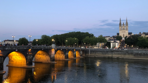 nuit à Angers avec vue d e la cathédrale