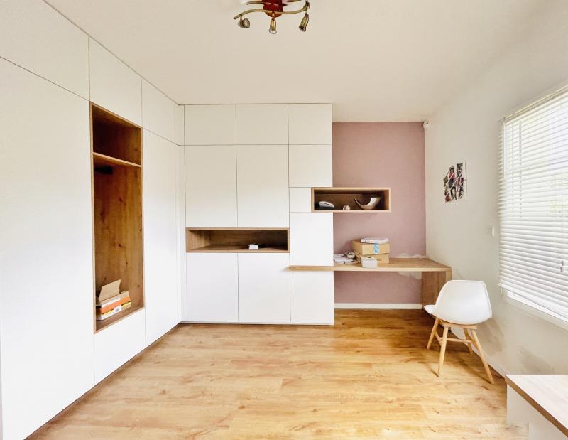 bureau moderne blanc avec sol parquet à Angers